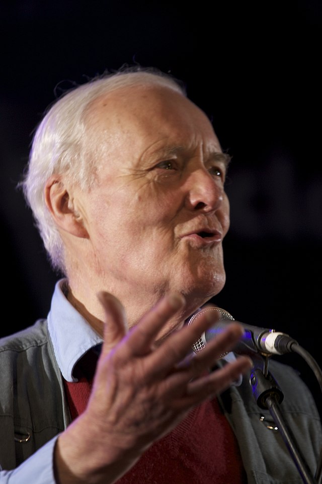 Picture of Tony Benn, head and hands, giving a speech